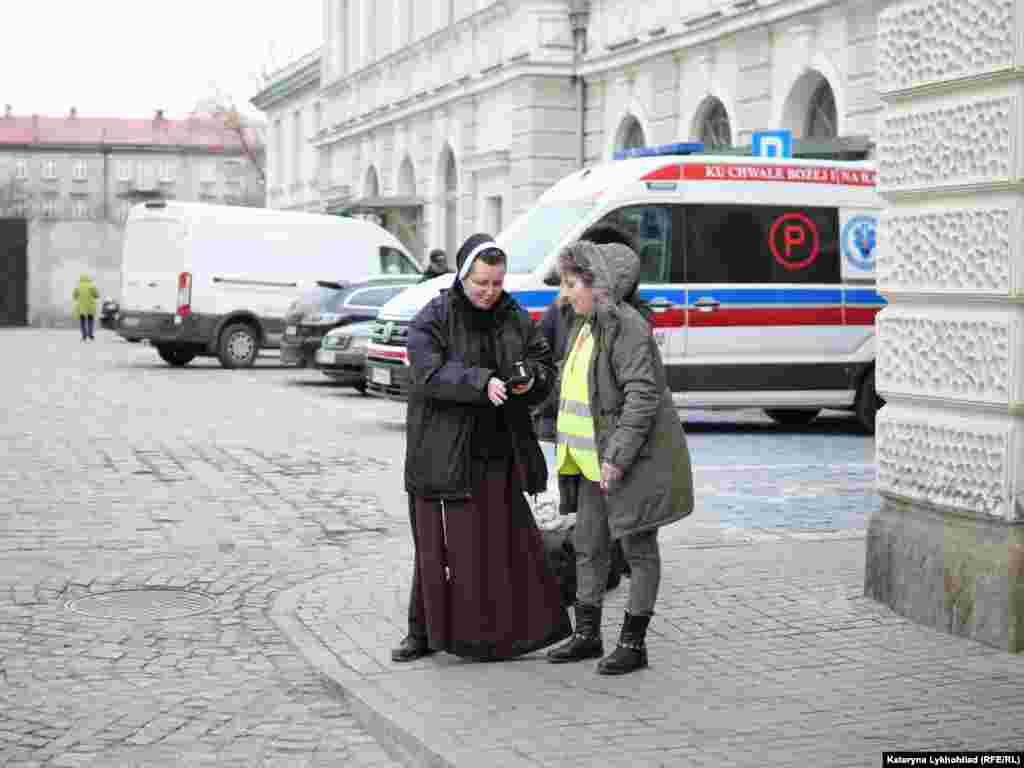 Також до допомоги біженцям долучилися представники духовенства у Польщі