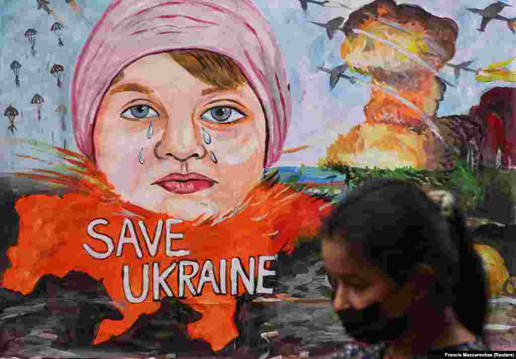 Djevojka hoda pored crteža koji prikazuje rusko-ukrajinski rat ispred umjetničke škole u Bombaju, Indija, 24. februar.