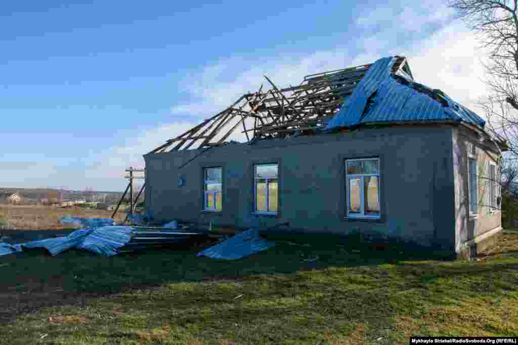 Пошкоджений медичний пункт у селищі поблизу Вознесенська. По ньому вдарило кілька мін під час обстрілу