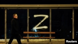  Знакът Z върху автобусна спирка в Санкт Петербург 