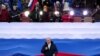 Vlagyimir Putyin orosz elnök beszédet mond a Krím oroszországi annektálásának nyolcadik évfordulója alkalmából rendezett koncerten a moszkvai Luzsnyiki Stadionban 2022. március 18-án.