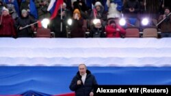 Vlagyimir Putyin orosz elnök beszédet mond a Krím oroszországi annektálásának nyolcadik évfordulója alkalmából rendezett koncerten a moszkvai Luzsnyiki Stadionban 2022. március 18-án.