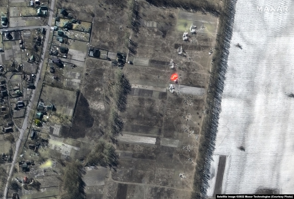 Imagini din satelit făcute cu ajutorul tehnologiei multispectru înfățișează un batalion de artilerie rusesc în localitate Ozera din apropierea Aeroportului Internațional Antonov, trăgând în direcția sud-est.