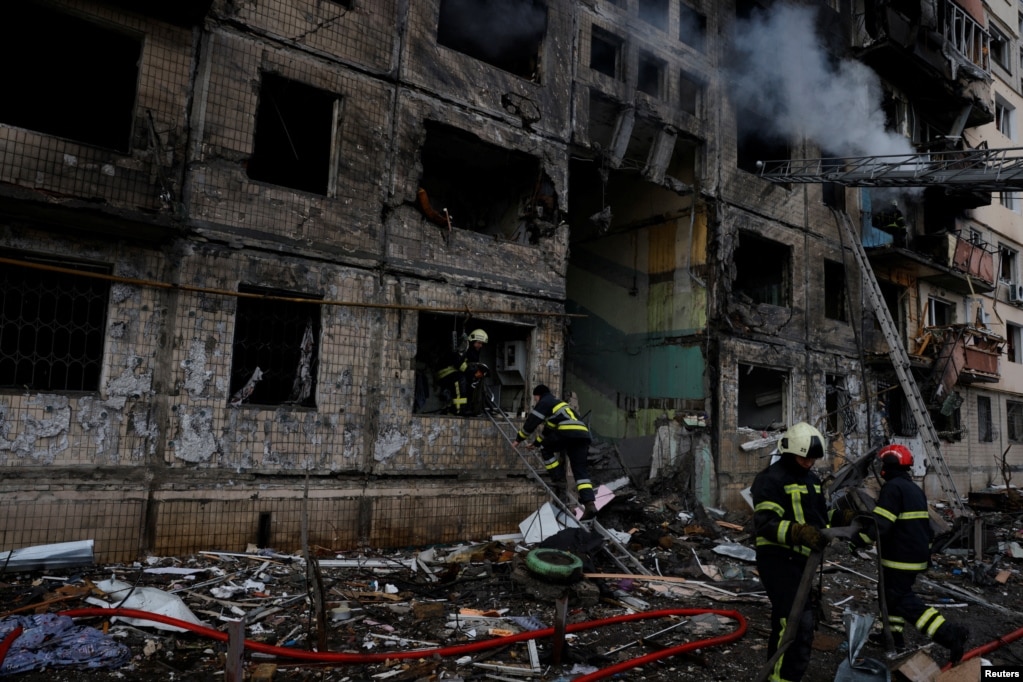 Derisa predhat ruse vazhdojnë të godasin ndërtesat në Ukrainë, zjarrfikësit ukrainas shihen duke intervenuar në periferi të Kievit më 14 mars 2022.
