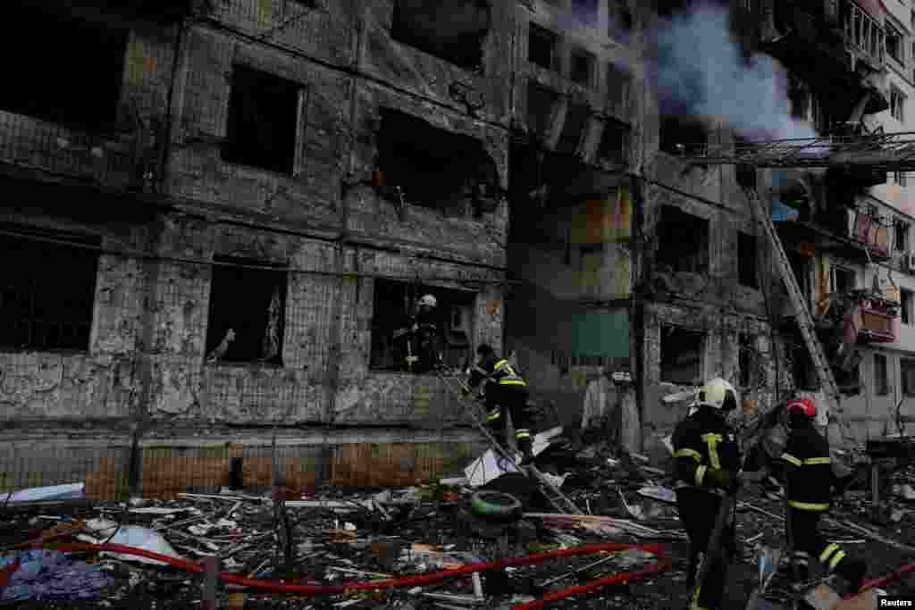 Derisa predhat ruse vazhdojnë të godasin ndërtesat në Ukrainë, zjarrfikësit ukrainas shihen duke intervenuar në periferi të Kievit më 14 mars 2022.