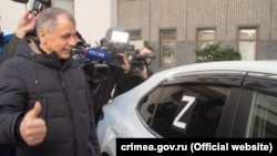 Спикер российского парламента Крыма Владимир Константинов возле авто с буквой Z, иллюстрационное фото