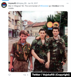 Fotografija objavljena na Twitteru na kojoj je navodno Igor Strelkov (u sredini), tokom rata u Višegradu, 1992. godine. RSE nije mogao samostalno potvrditi autentičnost fotografije.