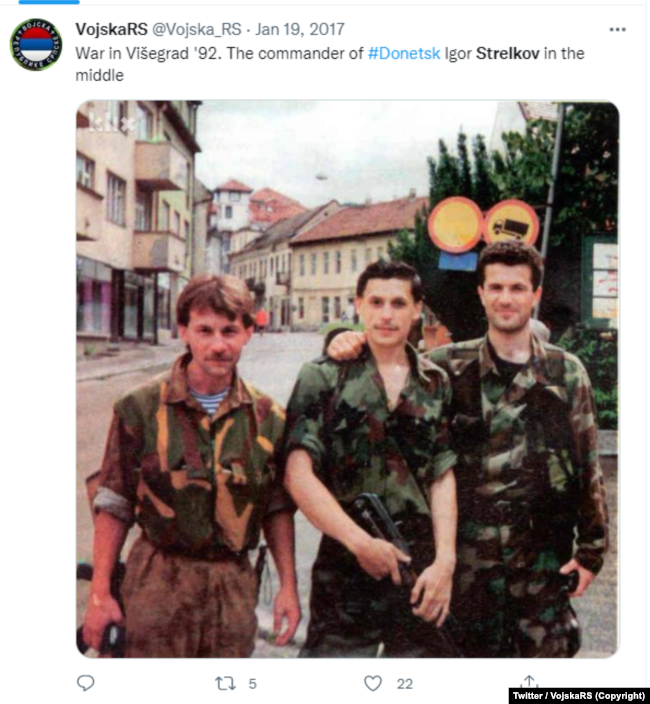 Fotografija objavljena na Twitteru na kojoj je navodno Igor Strelkov (u sredini), tokom rata u Višegradu, 1992. godine. RSE nije mogao samostalno potvrditi autentičnost fotografije.