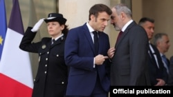 Президент Франции Эмманюэль Макрон (слева) в Елисейском дворце принимает премьер-министра Армении Никола Пашиняна (архив)