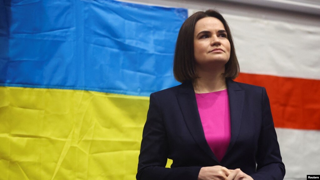 Сьвятлана Ціханоўская на фоне беларускага і ўкраінскага сьцягоў