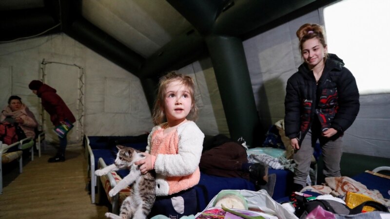 Дописничка на РСЕ приведена во Русија додека разговарала со бегалци од Мариупол