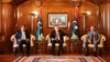 Premijer Libije Abdulhamid Dbeibeh, njegov prethodnik bivši međunarodno priznati predsednik Vlade Fayez al-Sarraj i šef Predsedničkog saveta Mohammed al-Menfi tokom primopredaje dužnosti u Tripoliju, 16. mart 2021. 