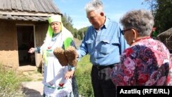 "Балачагым чабата киеп, үлән ашап, кара мунчаларда көл белән юынып үтте", ди Бәләбәйдән килгән 77 яшьлек Әдикәр Баймурзин