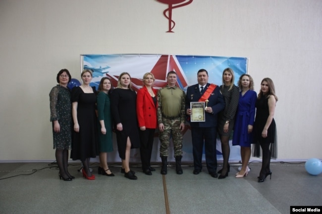 Ілля Сорокін (в центрі) у військовій формі