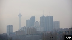 Turnul de telecomunicații Milad, la Teheran, în smog