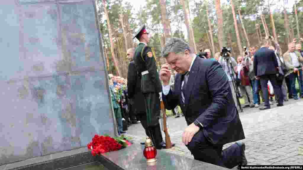 Президент Украины Петр Порошенко чтит память жертв политических репрессий в историко-мемориальном заповеднике «Быковнянские могилы»