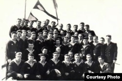 Экипаж эсминца "Оживлённый". Семён Сильченко в первом ряду последний справа. Июнь 1961 года, фото из личного архива Семёна Сильченко.