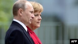 Vladimir Putin dhe Angela Merkel 