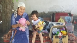 Пенсионерка Назгуль Шаимкулова с внучкой. Село Каракемер, 29 июля 2020 года.