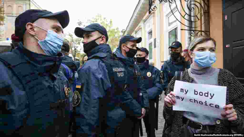 Напис в учасниці протесту: &laquo;Моє тіло &ndash; мій вибір&raquo;