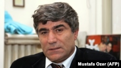 Jurnalistul armeano-turc Hrant Dink în biroul său din Istanbul 