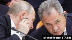 Президент России Владимир Путин и министр обороны Сергей Шойгу во время трёхсторонней встречи глав государств по сирийскому урегулированию в Сочи. 14 февраля 2019 года.
