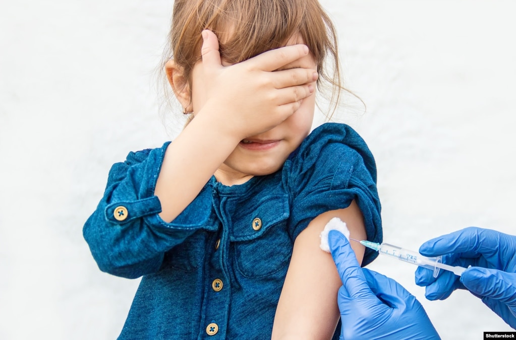 Із рекомендацій ВООЗ: &laquo;дослідження ревакцинації серед тих дітей, у яких не спостерігали імунної відповіді на першу дозу вакцини від кору, показали, що після другої дози захисний імунітет розвивається приблизно у 95%&raquo;. Гостра алергічна реакція вважається надзвичайно рідкісним проявом &ndash; 3,5-10 випадків на 1 млн введених вакцин&raquo;. Крім того, &laquo;є неспростовні докази того, що вакцинація проти кору не має стосунку до виникнення хронічних запальних захворювань кишечника або аутизму&raquo;. Протипоказана вона при наявності серйозного імунодефіциту або важкої онкології. Нещепленим або &laquo;недощепленим&raquo; особам вакцина може вводитися і протягом 72 годин з моменту впливу вірусу &ndash; для захисту від захворювання.