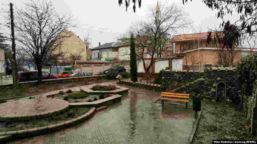 Сквер імені Гірея Баїрова &ndash; лікаря-педіатра і дитячого хірурга. Сквер відомому алуштинцю відкрили в листопаді 2017 року