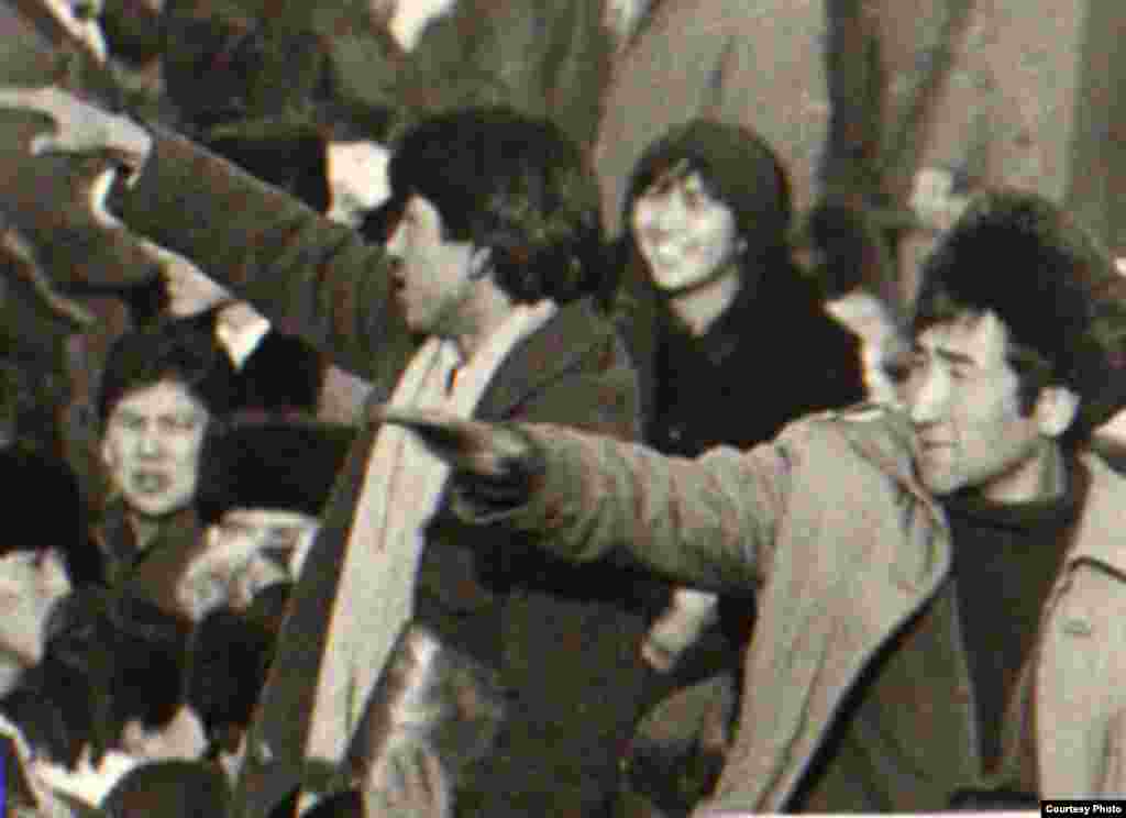 Oameni la o demonstraţie în piaţa centrală din Almaty, pe atunci Piaţa Nouă, unde au avut loc proteste spontane cu mii de participanţi pe 17 şi 18 Decembrie 1986.