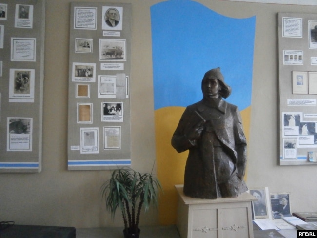 Статуя Володимира Сосюри