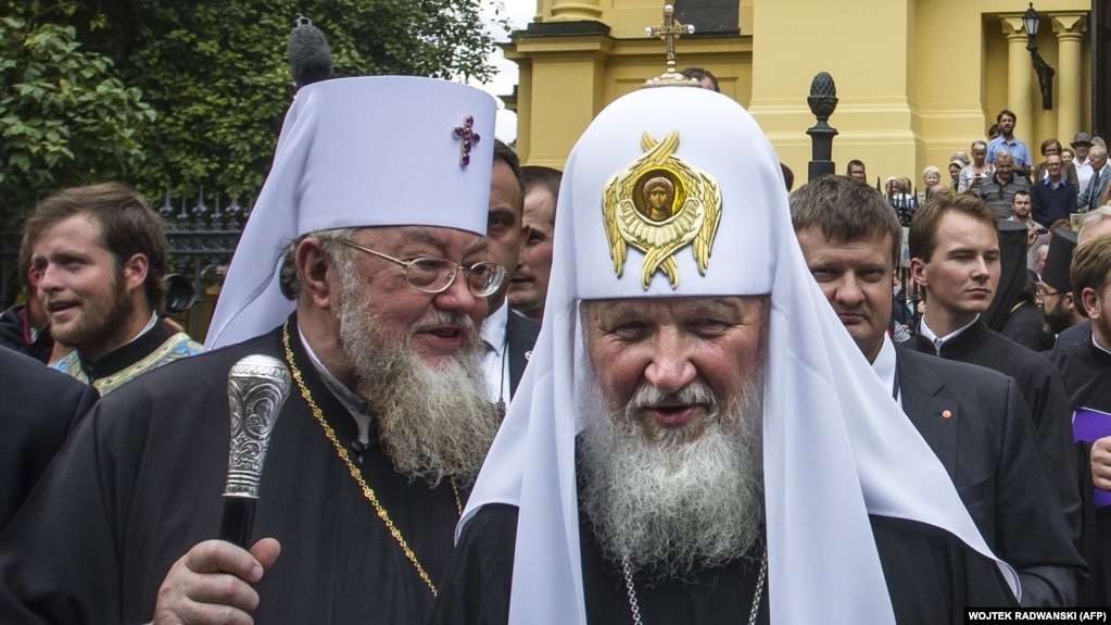 Московський патріарх Кирило (праворуч) і глава Польської православної церкви, митрополит Савва. Варшава, 16 серпня 2012 року