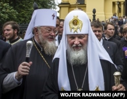 Глава Польської православної церкви митрополит Савва (ліворуч) і Московський патріарх Кирило (посередині). Варшава, 16 серпня 2012 року