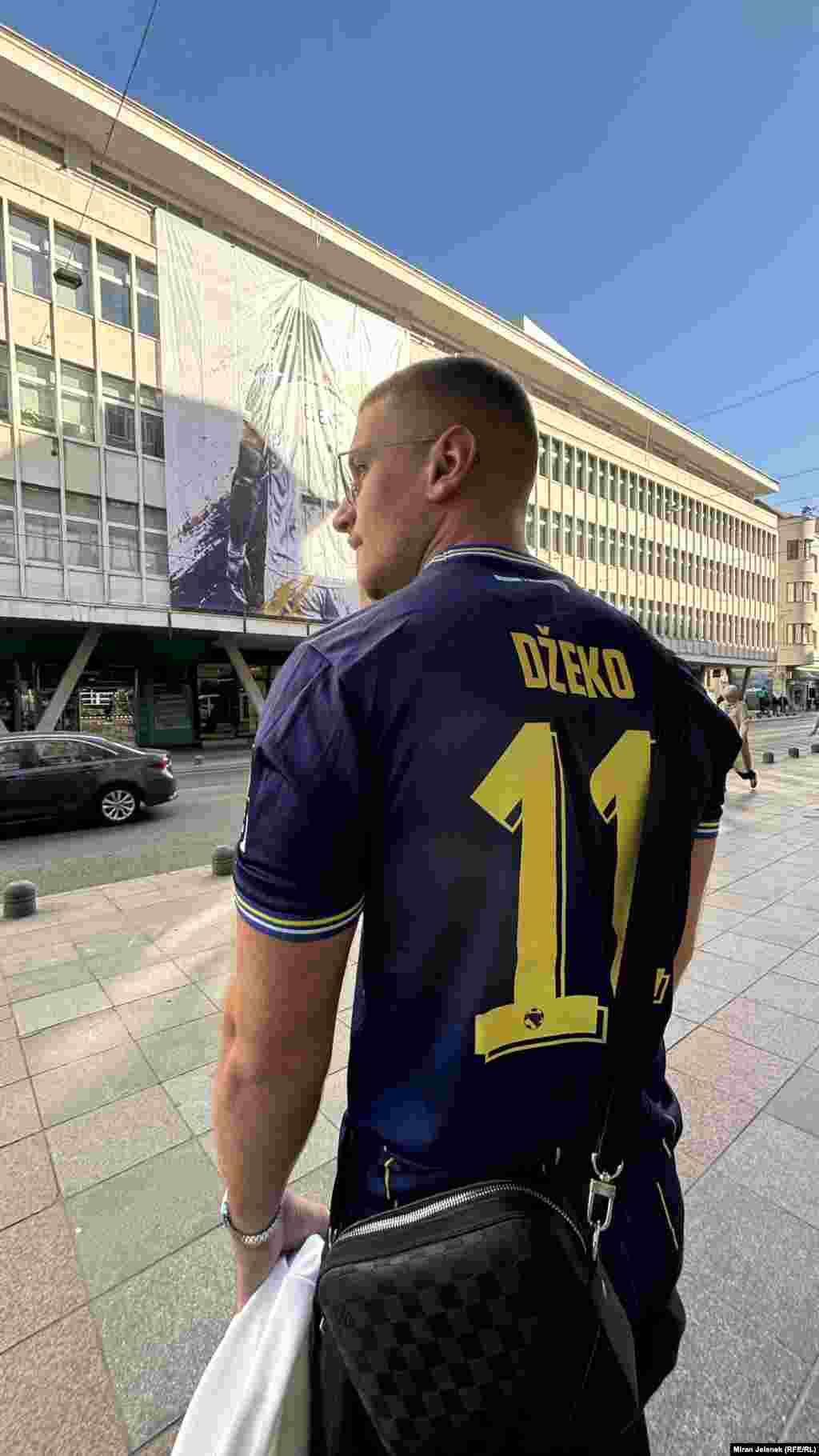 Prolaznici u Sarajevu danas nose dres sa njegovim brojem.