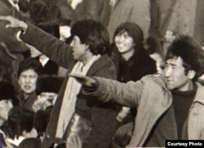 Кеудедегі емізікшелері бар порно