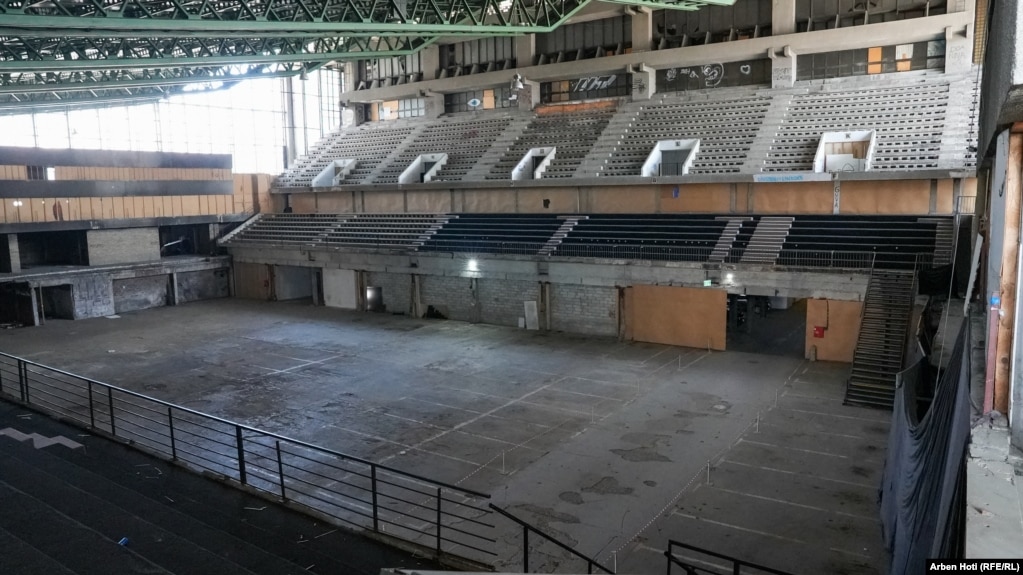 Brenda Pallatit të Rinisë dhe Sporteve në Prishtinë, i hapur për herë të parë më 1977. Pallati duhet t'i nënshtrohet një rinovim të plotë, përfshirë sallën e madhe, sallën e djegur në vitin 2000, dhe hapësirat e tjera.