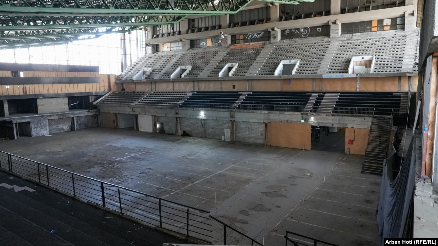 Brenda Pallatit të Rinisë dhe Sporteve në Prishtinë, i hapur për herë të parë më 1977. Pallati duhet t'i nënshtrohet një rinovim të plotë, përfshirë sallën e madhe, sallën e djegur në vitin 2000, dhe hapësirat e tjera.