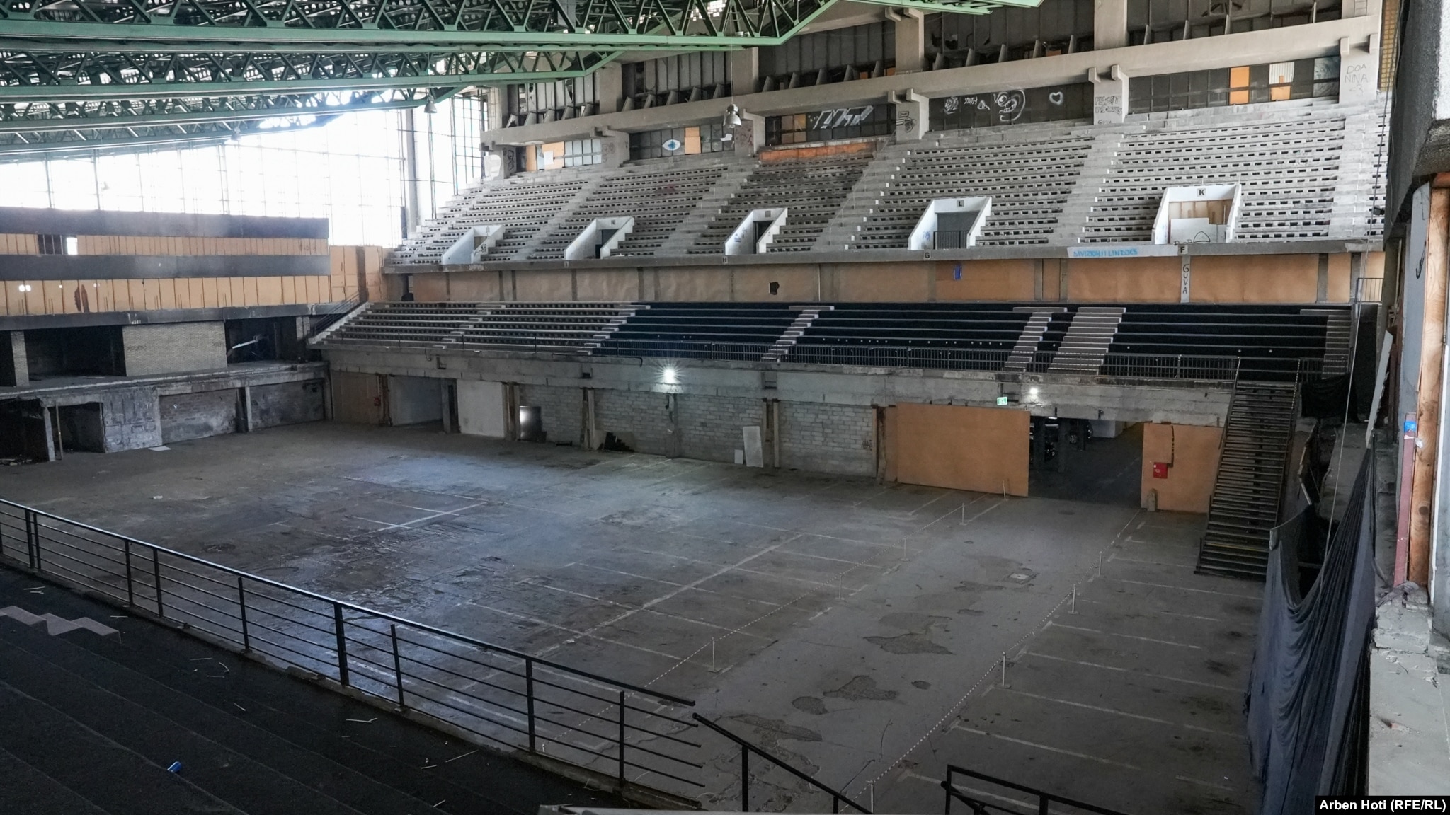 Brenda Pallatit të Rinisë dhe Sporteve në Prishtinë, i hapur për herë të parë më 1977. Pallati duhet t'i nënshtrohet një rinovim të plotë, përfshirë sallën e madhe, sallën e djegur në vitin 2000, dhe hapësirat e tjera.