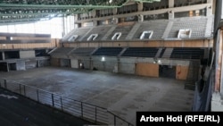 Brenda Pallatit të Rinisë dhe Sporteve në Prishtinë, i hapur për herë të parë më 1977. Pallati duhet t'i nënshtrohet një rinovim të plotë, përfshirë sallën e madhe, sallën e djegur në vitin 2000, dhe hapësirat e tjera.