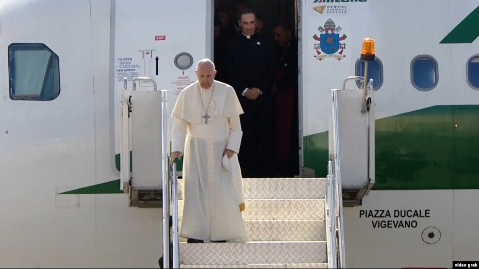 Papa Françesk duke zbritur nga aeroplani në aeroportin e Tbilisit në Gjeorgji