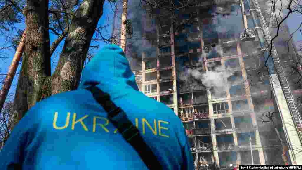 Наслідки обстрілу російськими військовими житлового будинку в Святошинському районі. Київ, 15 березня 2022 року