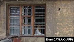 Жінка в будинку з вибитими внаслідок обстрілів РФ шибками, Дніпро, 11 березня 2022 року
