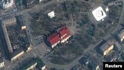 Satelitski snimak zgrade pozorišta u Mariupolju pokazuje da je ispred i iza zgrade velikim belim slovima napisana reč "deca" na ruskom, 14. mart 2022.