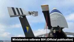 Istovar američkih helikoptera Bell na sarajevskom aerodromu krajem 2021. godine