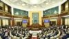 Казакстандын президенти Касым-Жомарт Токаев парламенттин эки палатасынын алдында сүйлөп жатат, 16-март, 2022-жыл. 