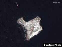 Imagine din satelit cu Insula Șerpilor, 13 martie 2022. Satellite image ©2022 Maxar Technologies
