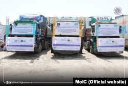 Átmenőforgalom: Üzbegisztánba tartó, indiai árukat szállító kamionok Kabulban 2022. március 16-án
