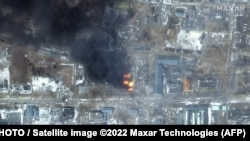 Пожар в промышленном районе Мариуполя, спутниковый снимок. 12 марта 2022 года