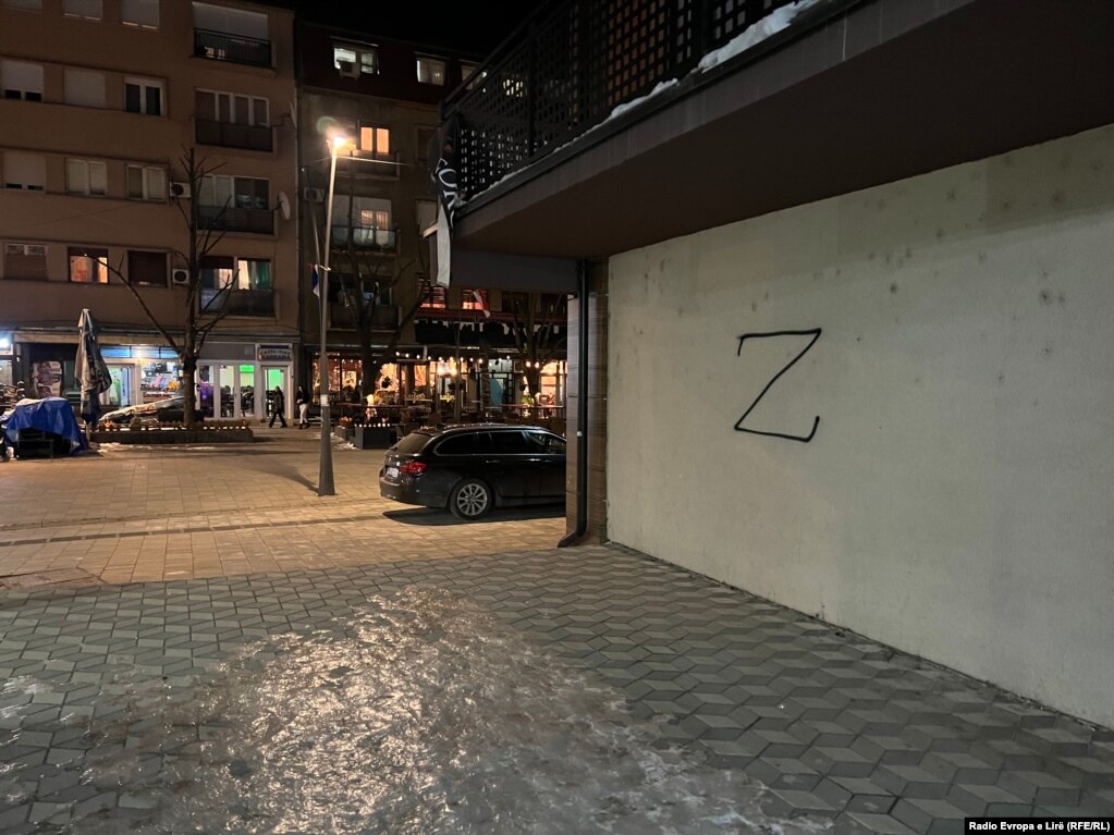 Simboli 'Z' i vizatuar në murin e një ndërtese në Mitrovicën e Veriut. 12 mars 2022.