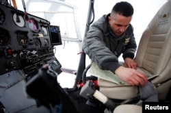 Obuka pilota je još u toku za nove helikoptere (na fotografiji jedan od pilota u Gazeli u akciji spasavanja u nevremenu kod Nevesinja 2012. godine)
