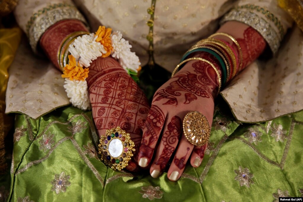 Duart e një nuseje pakistaneze duke u zbukuar me stoli dhe vizatime, gjatë një ceremonie në Ravalpindi, Pakistan, më 16 mars.